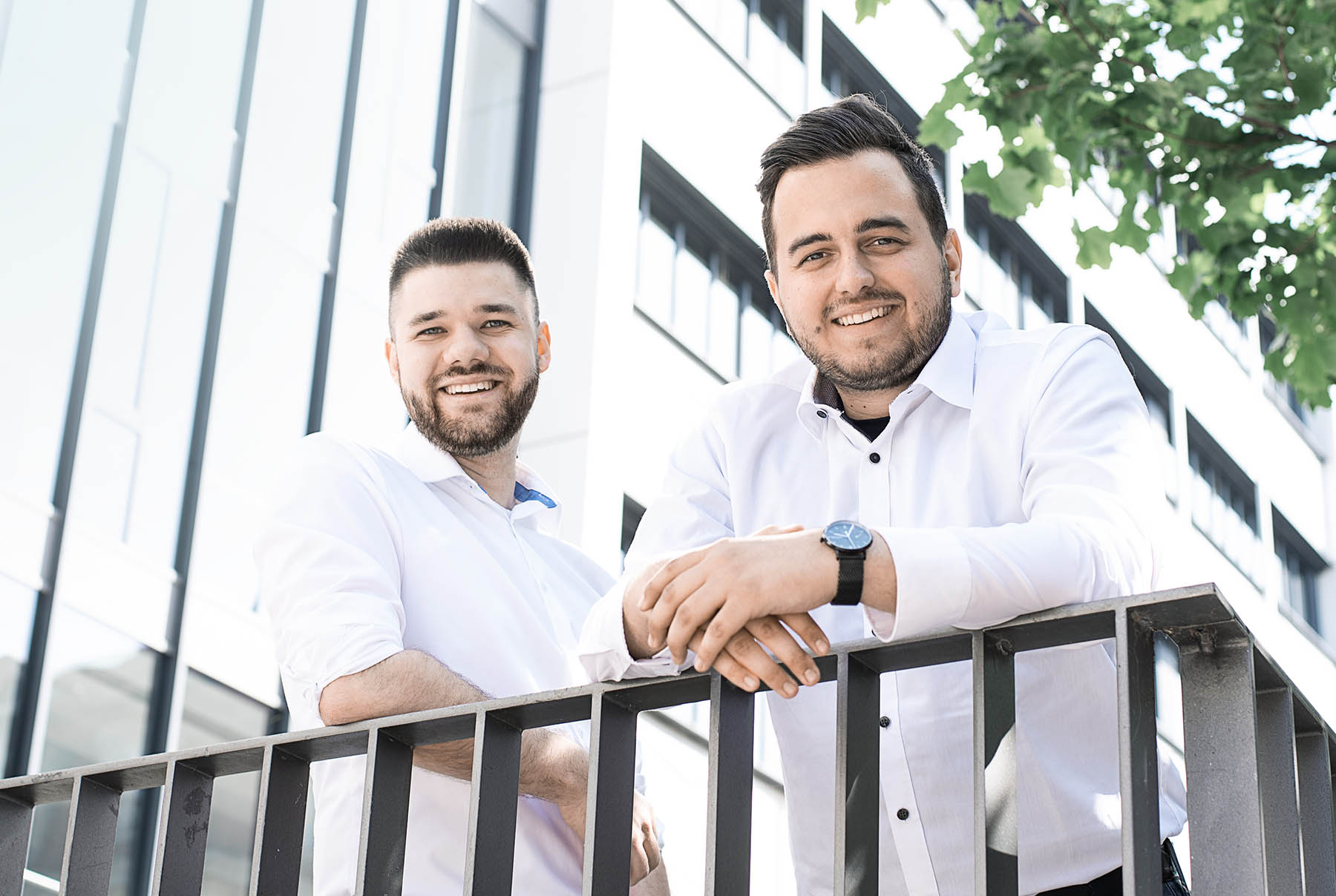 Teambild Unternehmer, 2 Männer im Hemd lächeln