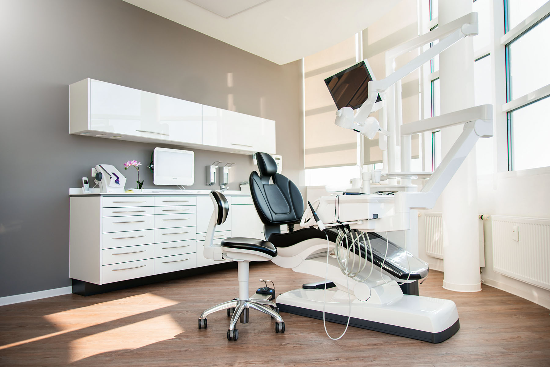 Behandlungszimmer einer Zahnarztpraxis, Behandlungseinheit, Zahnarztstuhl