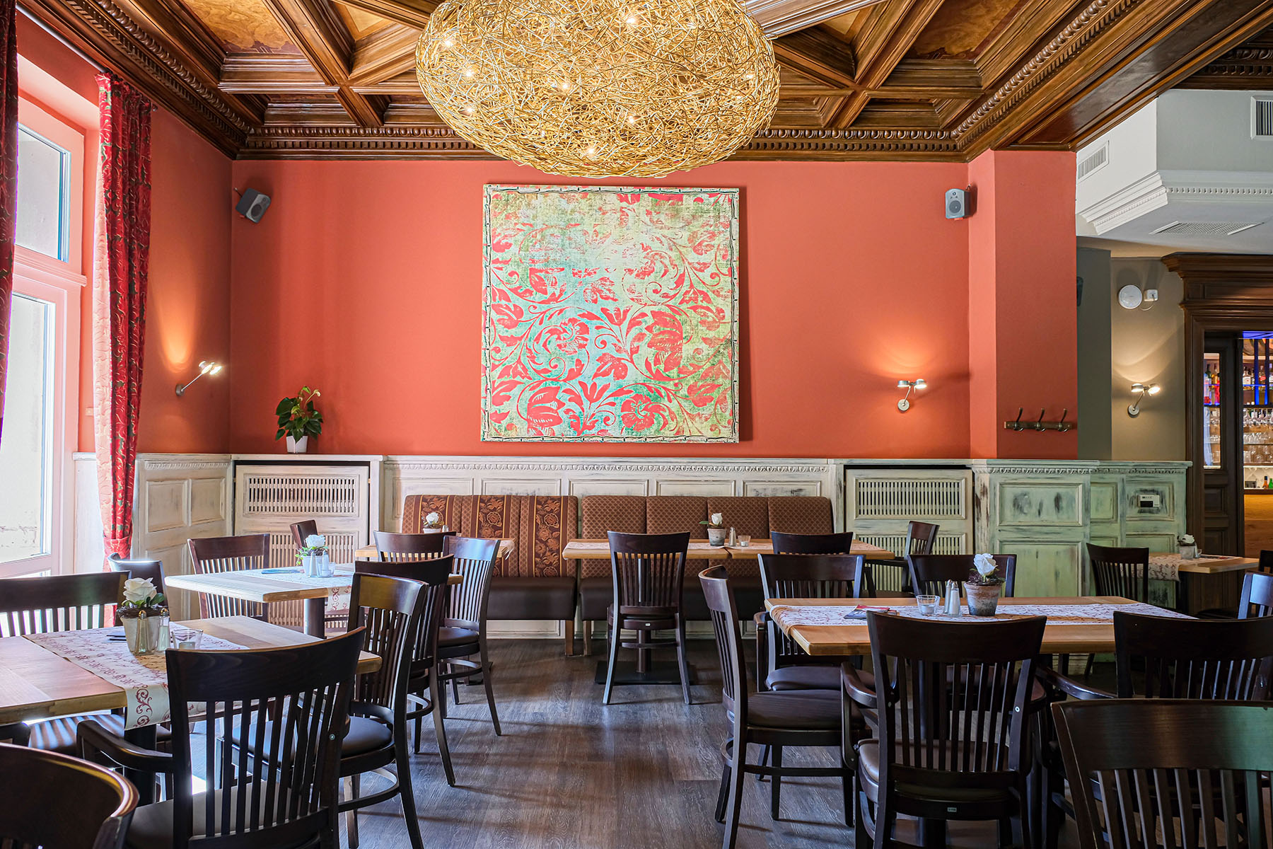 Restaurant, Tische und Gemälde