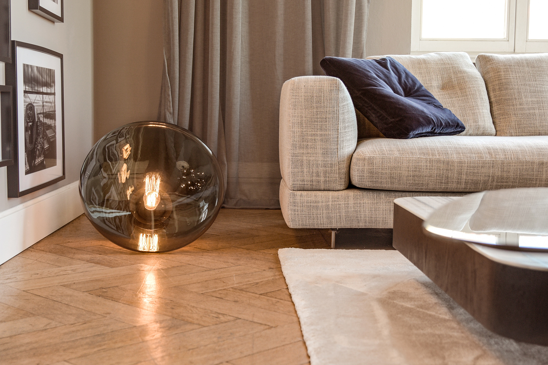 Foto eines Wohnzimmers, Designermöbel, Lampe